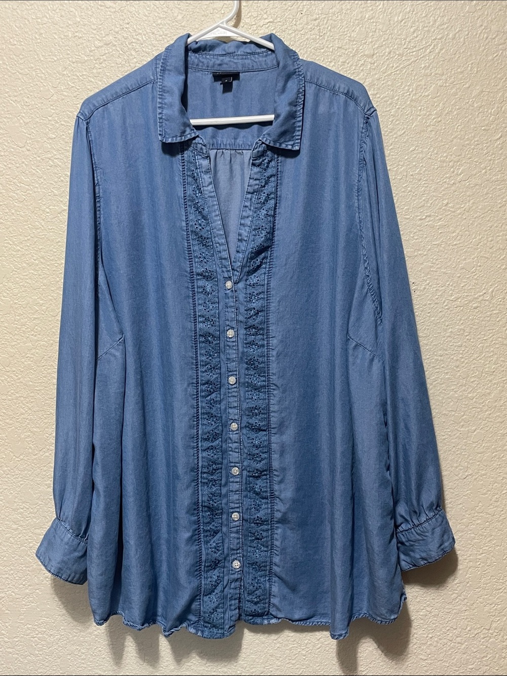 torrid Women's Blue Button-Front Denim Shirt. Very Good Condition Torrid Size 5.